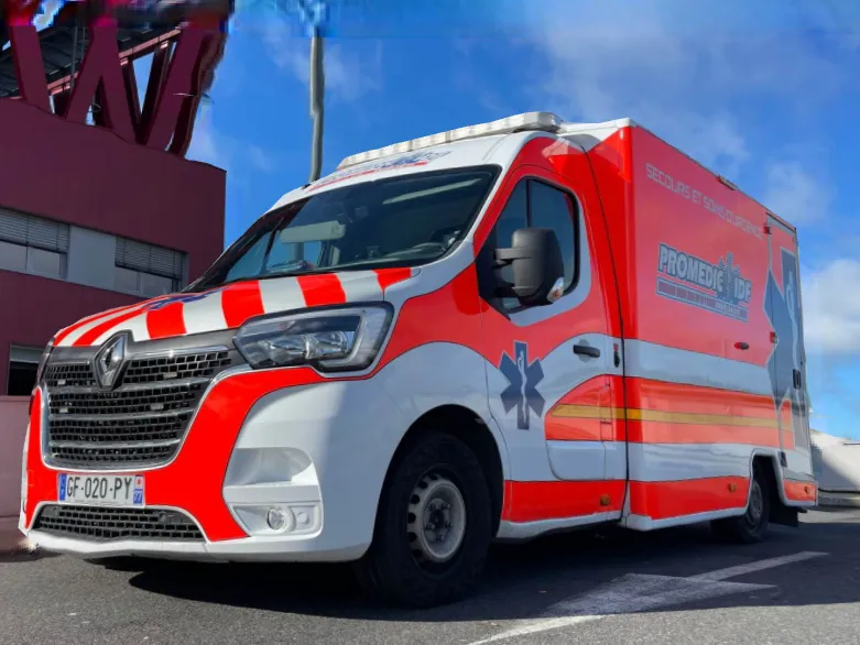 Ambulance Promédic IDF stationnée à Melun prête à intervenir 24h/24 - Promedic