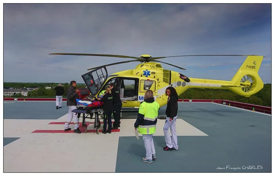 Équipe Ambulances Promédic coordonnée avec hélicoptère pour évacuation critique Côtes-d’Armor - Promedic