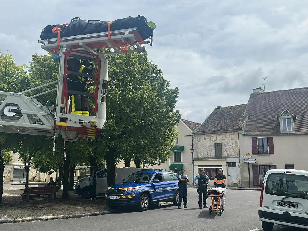 Équipement de descente d’un patient depuis domicile avec brancard et échelle - Promedic