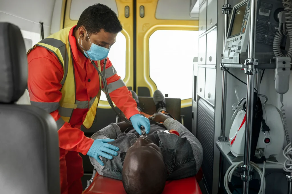 Patient recevant les soins des secours à l’arrière d’une ambulance Promédic IDF Melun - Promedic